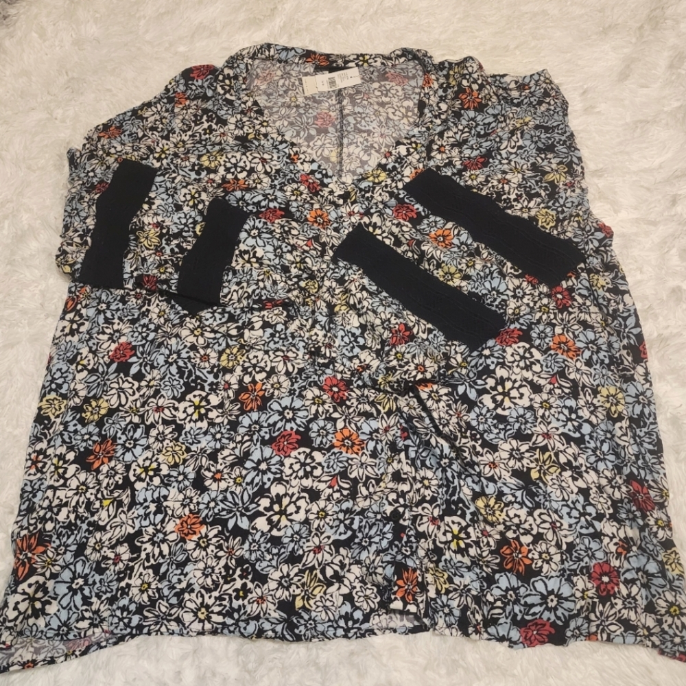 NWT Lane Bryant button down blouse with lace cuts in the sleeves. Sz 26/28